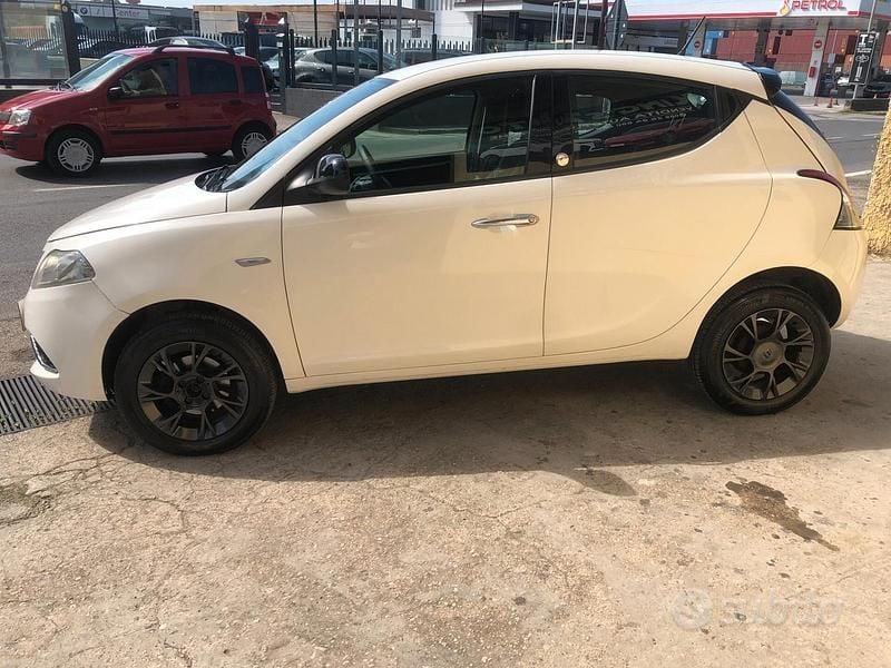 Usata Lancia Ypsilon Platinum 85 CV (62 kW) 2016 Bianco Utilitaria