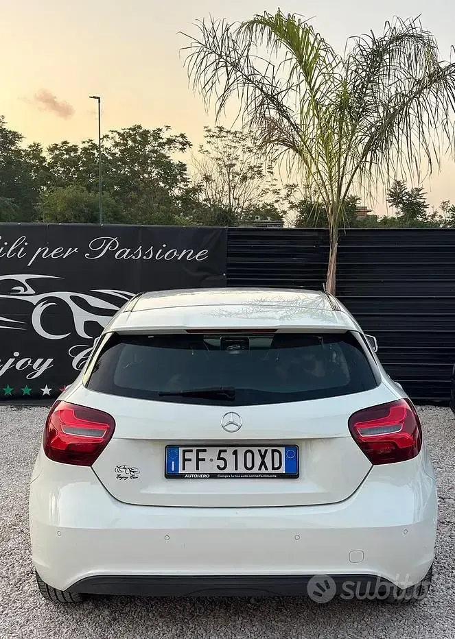Usata Mercedes A180 Premium 109 CV (80 kW) 2016 Bianco Utilitaria