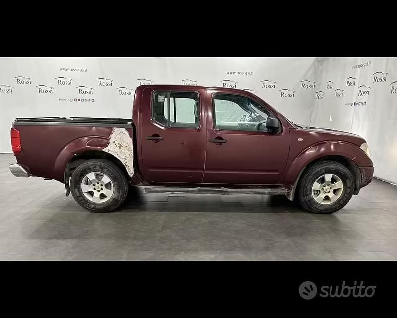 Usata Nissan Navara XE 174 CV (127 kW) 2006 Prugna Pick-up