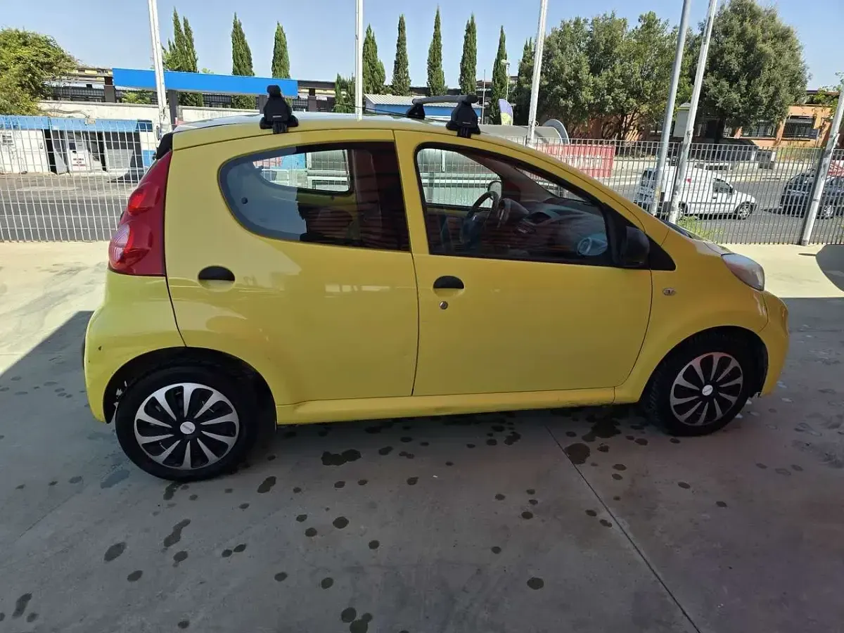 Usata Peugeot 107 Active 68 CV (50 kW) 2009 Giallo Utilitaria