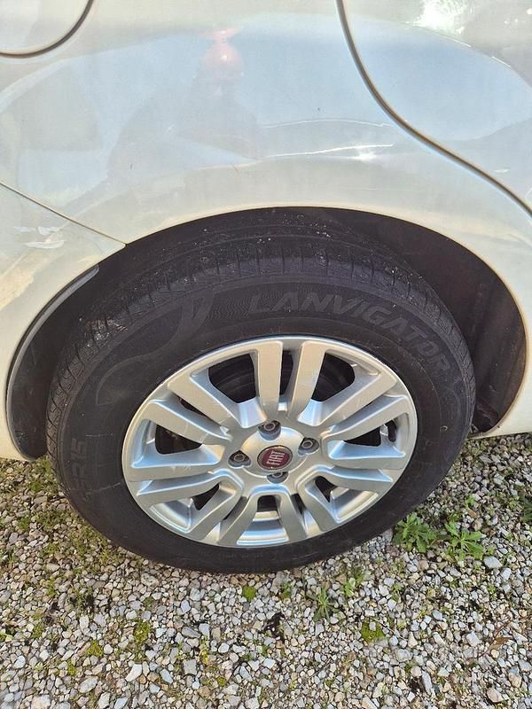 Usata Fiat Punto 77 CV (56 kW) 2015 Bianco Utilitaria