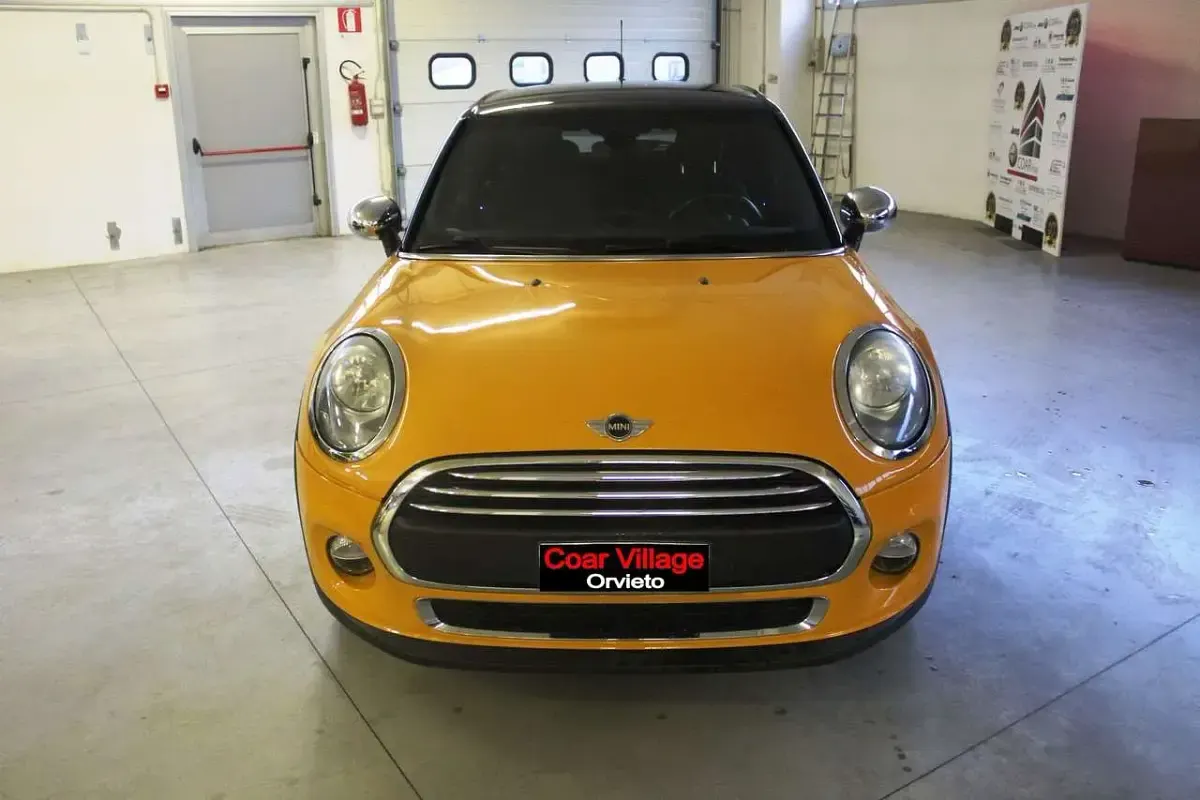 Usata Mini Cooper D Business 95 CV (69 kW) 2015 Arancione Utilitaria