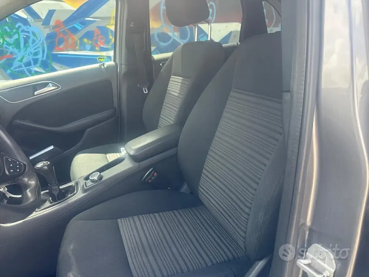 Usata Mercedes B180 Executive 109 CV (80 kW) 2015 Grigio Utilitaria