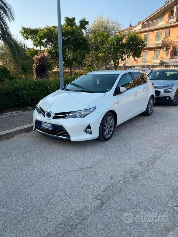 Bianco Usata 2014 Toyota Auris Hybrid Tre volumi | 7800 € (Buon prezzo) - Immagine 1/4