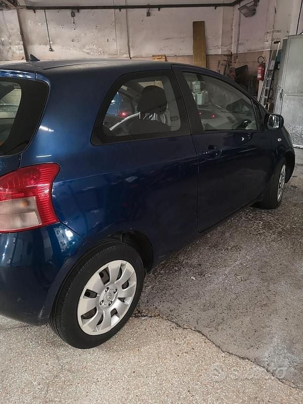 Grigio Usata 2006 Toyota Yaris Due volumi | 3200 € (Buon prezzo) - Immagine 1/4