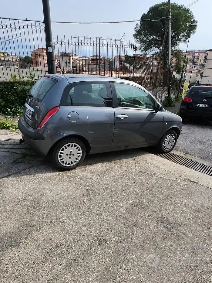 Usata Lancia Ypsilon 70 CV (51 kW) 2004 Grigio Utilitaria