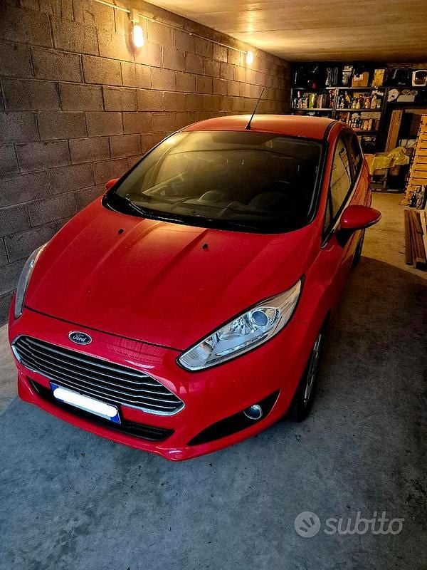 Usata Ford Fiesta Titanium 97 CV (71 kW) 2016 Rosso Utilitaria