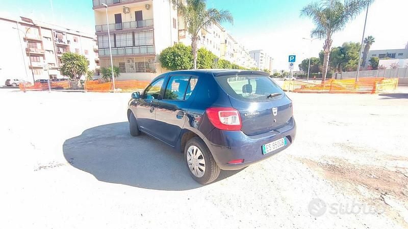 Blu Usata 2013 Dacia Sandero Tre volumi | 2100 € (Buon prezzo) - Immagine 1/4
