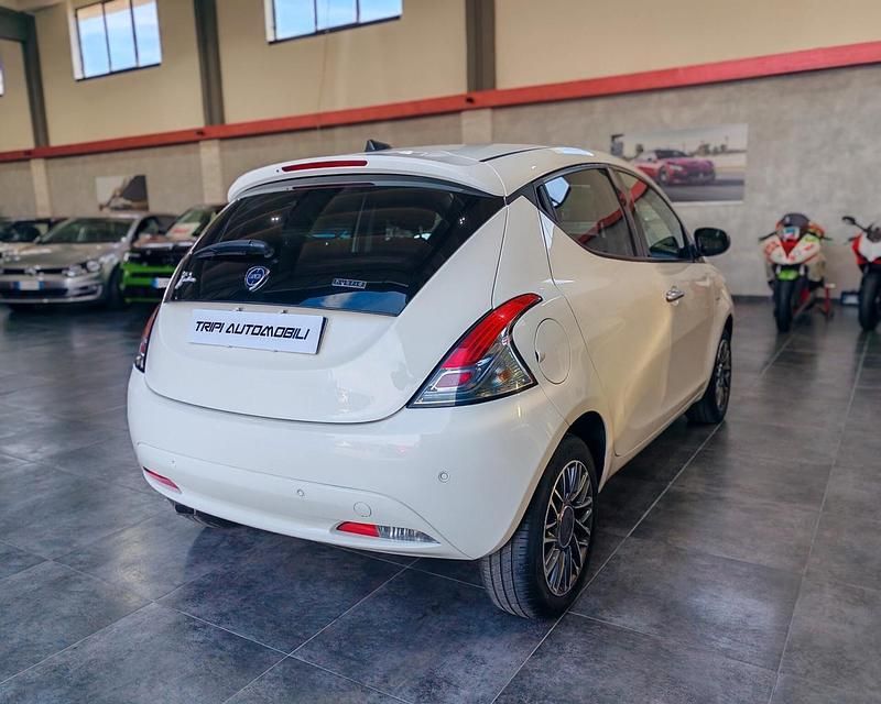 Usata Lancia Ypsilon Gold 69 CV (50 kW) 2022 Bianco Utilitaria