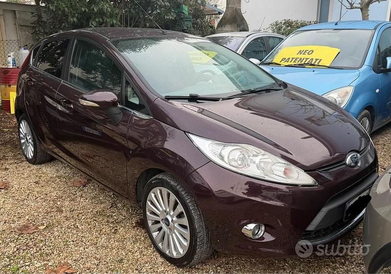 Usata Ford Fiesta Titanium 89 CV (65 kW) 2009 Rosso Utilitaria
