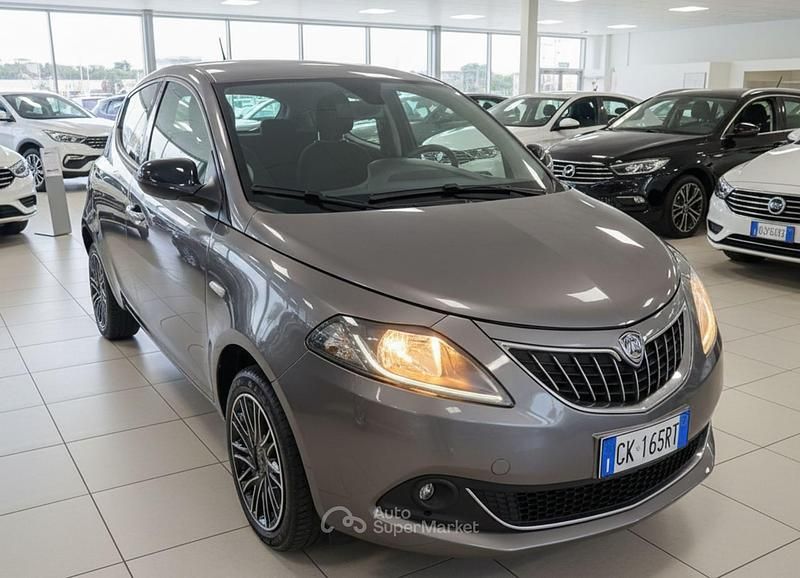 Usata Lancia Ypsilon Gold 69 CV (50 kW) 2022 Grigio pietra metallizzato Utilitaria