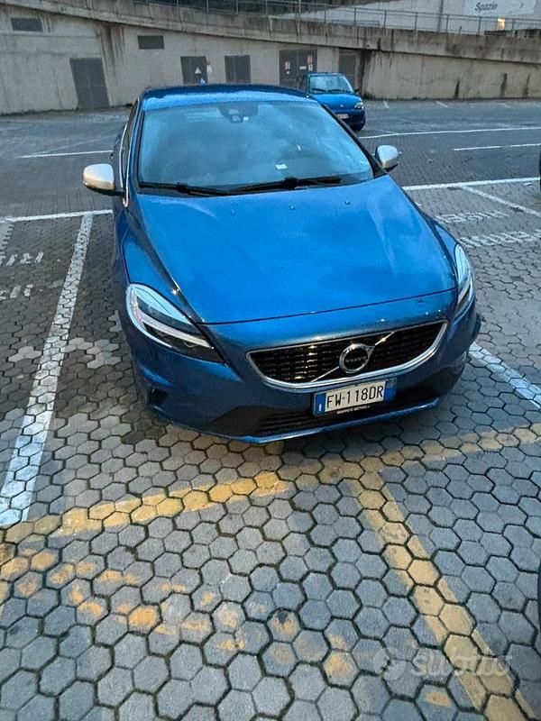 Usata Volvo V40 R-Design 120 CV (88 kW) 2019 Blu Berlina