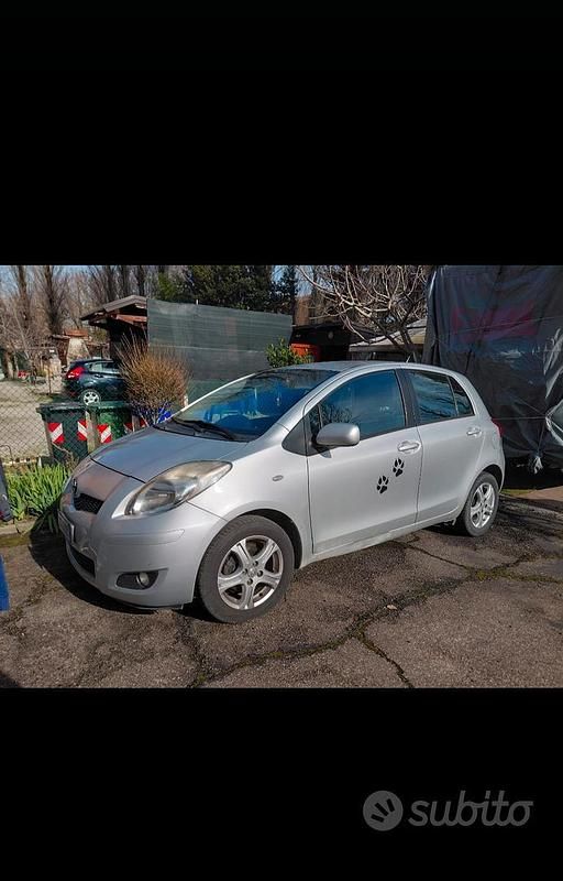 Usata Toyota Yaris Sol 90 CV (66 kW) 2011 Grigio Utilitaria