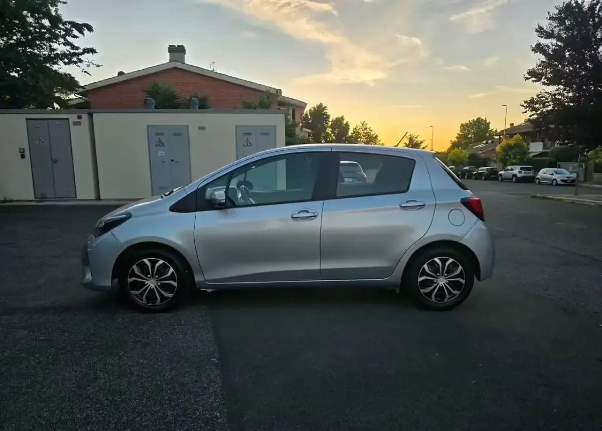 Usata Toyota Yaris Hybrid Active 73 CV (53 kW) 2015 Argento Berlina