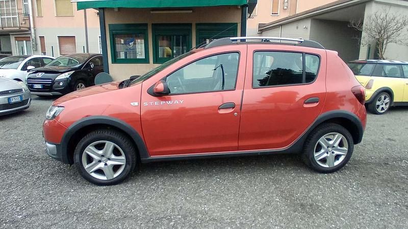 Usata Dacia Sandero Prestige 90 CV (66 kW) 2014 Rosso Berlina