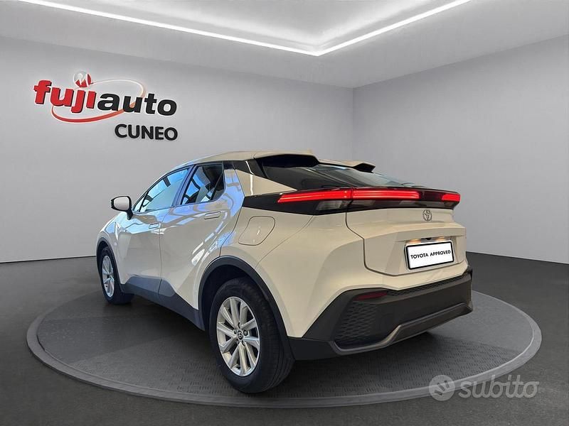 Usata Toyota C-HR Active 140 CV (102 kW) 2024 Super white SUV