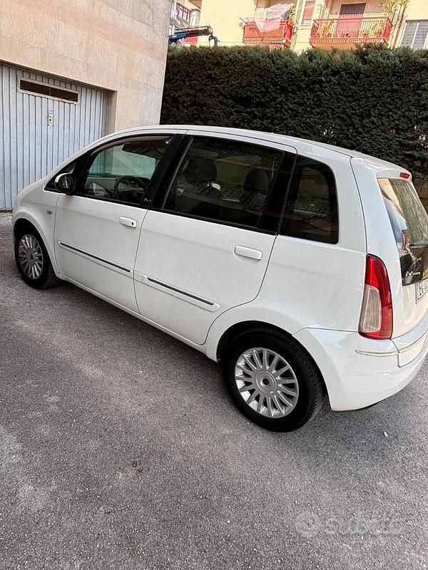 Usata Lancia Musa 69 CV (50 kW) 2011 Bianco Monovolume