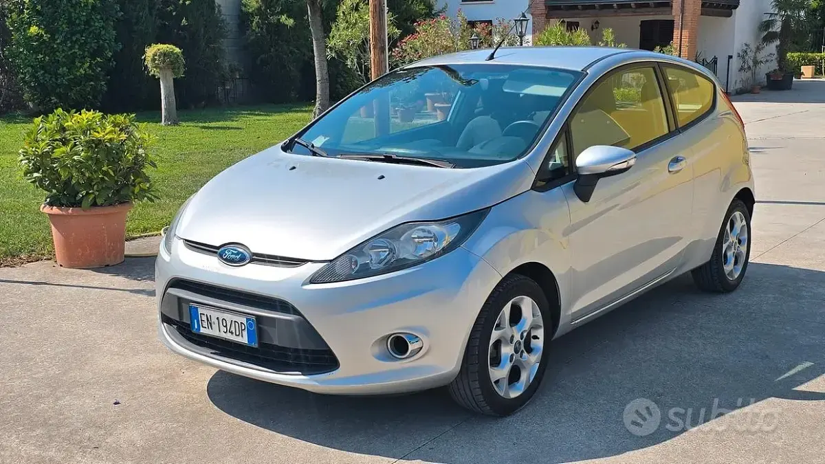 Usata Ford Fiesta 82 CV (60 kW) 2012 Grigio Coupé