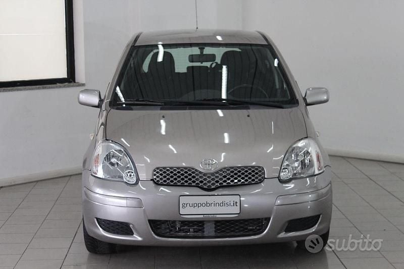 Usata Toyota Yaris 67 CV (49 kW) 2003 Grigio Utilitaria