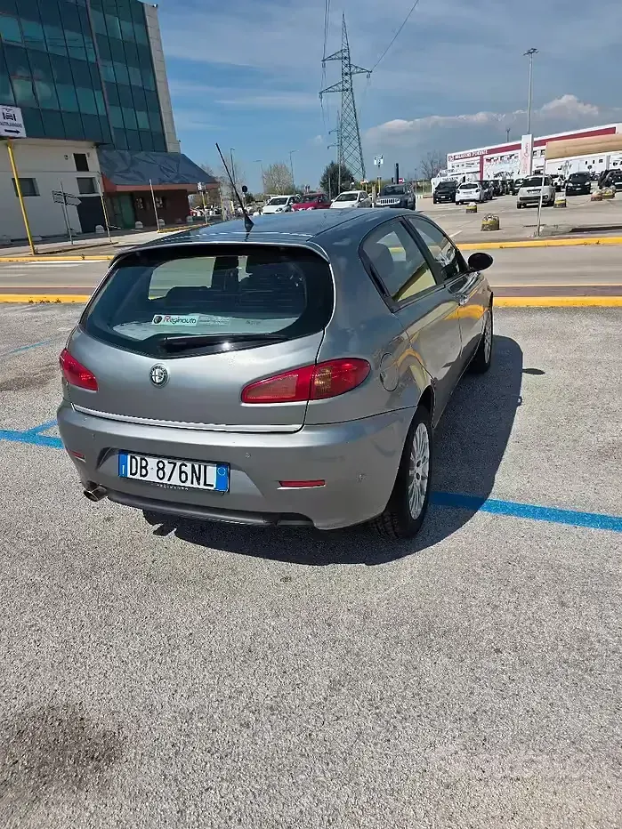 Usata Alfa Romeo 147 150 CV (110 kW) 2006 Grigio Utilitaria
