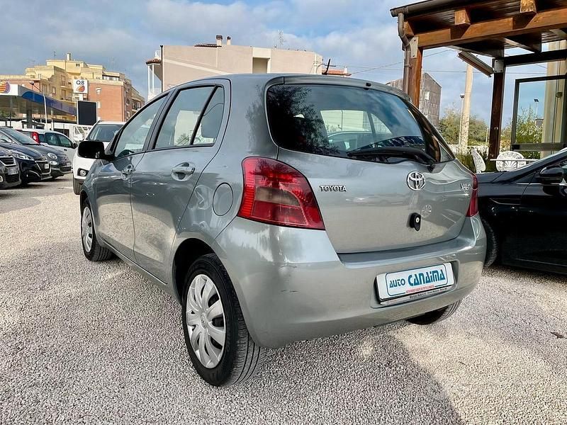 Begagnad Toyota Yaris 87 HK (63 kW) 2008 Grå Halvkombi