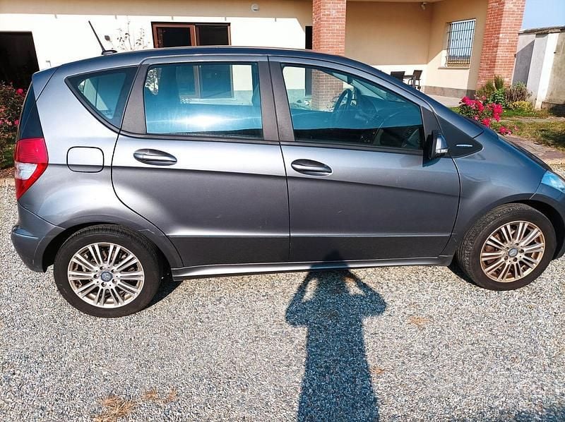 Grigio Usata 2008 Mercedes A170 Tre volumi | 5400 € (Buon prezzo) - Immagine 1/4