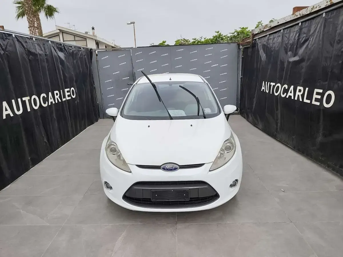 Usata Ford Fiesta Titanium 69 CV (50 kW) 2011 Biano polare Berlina