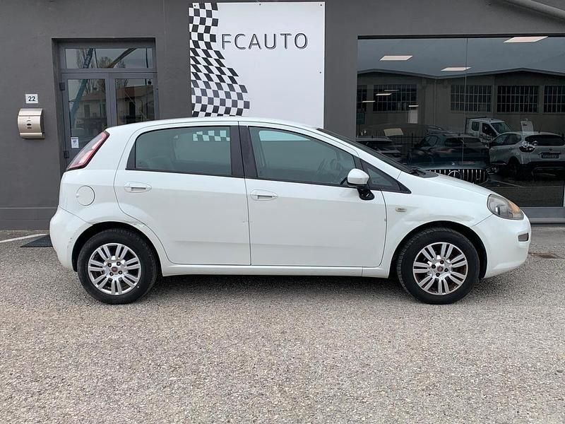 Usata Fiat Punto Lounge 77 CV (56 kW) 2012 Bianco Utilitaria