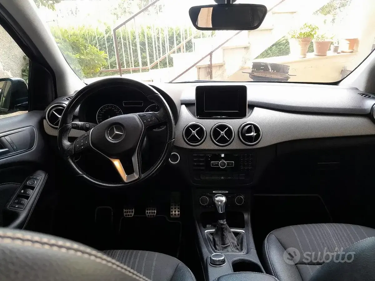 Usata Mercedes B200 Premium 136 CV (100 kW) 2012 Nero Utilitaria