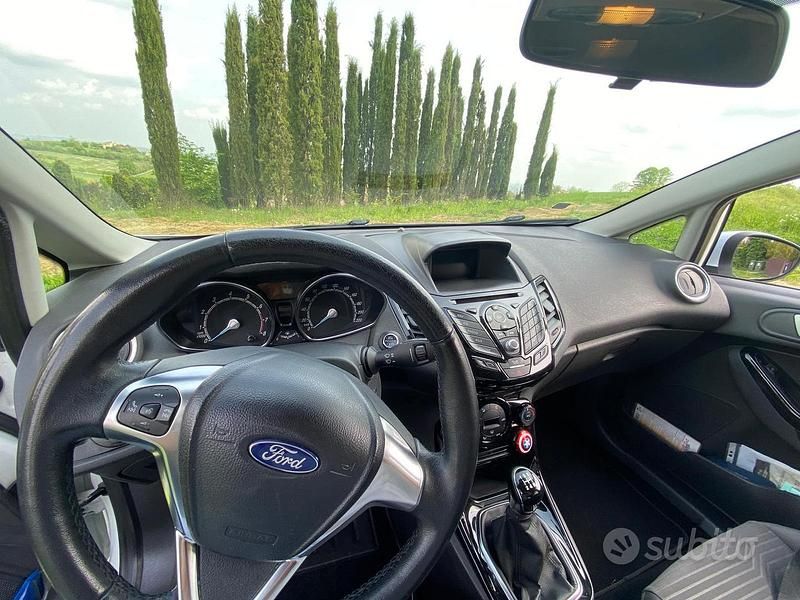 Usata Ford Fiesta Titanium 95 CV (69 kW) 2015 Bianco Berlina