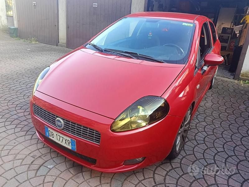 Rosso Usata 2006 Fiat Grande Punto Sport Due volumi | 2500 € (Buon prezzo) - Immagine 1/4