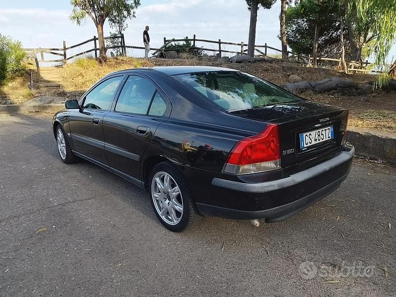 Nero Usata 2005 Volvo S60 Tre volumi | 1990 € (Buon prezzo) - Immagine 1/4