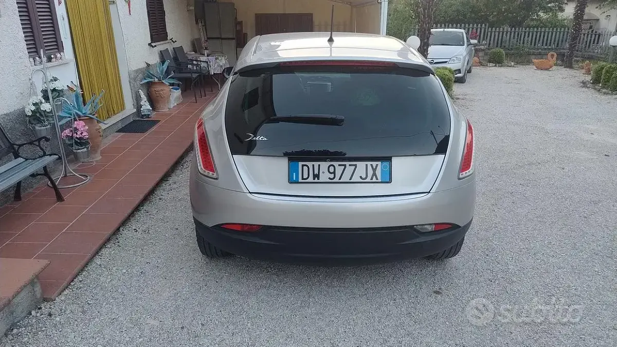 Usata Lancia Delta 120 CV (88 kW) 2009 Grigio Utilitaria