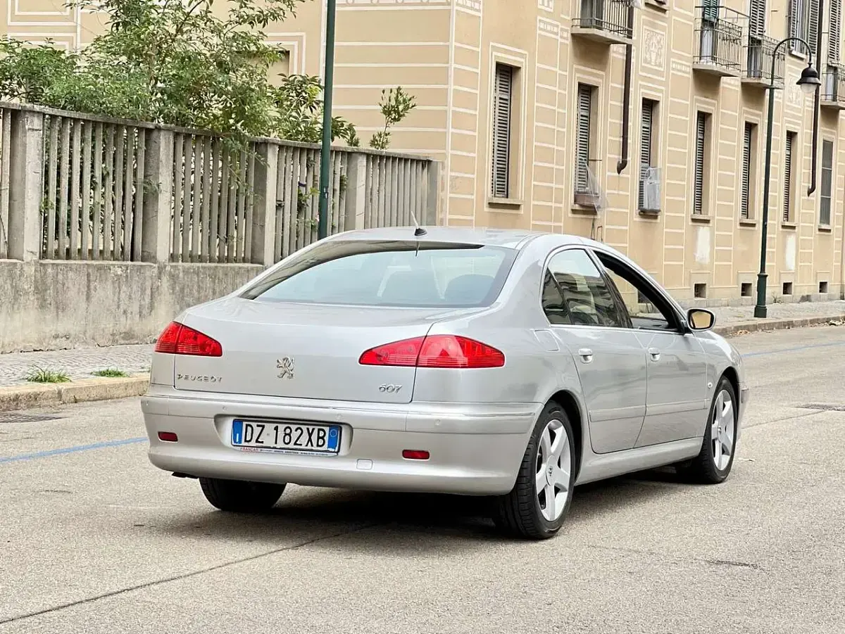 Usata Peugeot 607 208 CV (152 kW) 2010 Grigio alluminio metallizzato Berlina