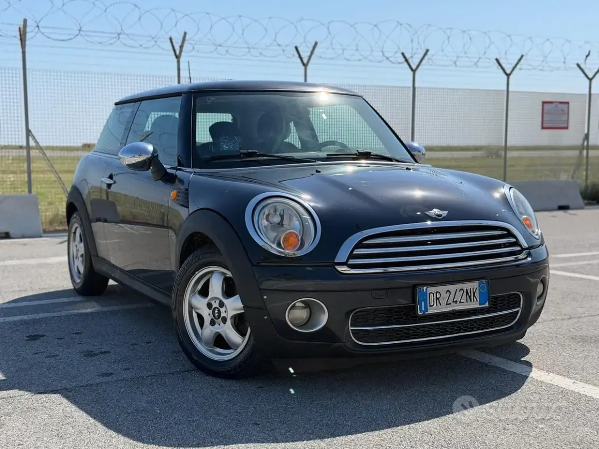 Usata Mini Cooper D 109 CV (80 kW) 2009 Nero Utilitaria
