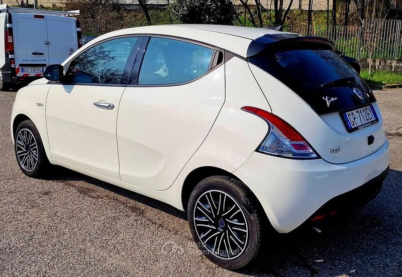 Usata Lancia Ypsilon Gold 69 CV (50 kW) 2023 Bianco Utilitaria