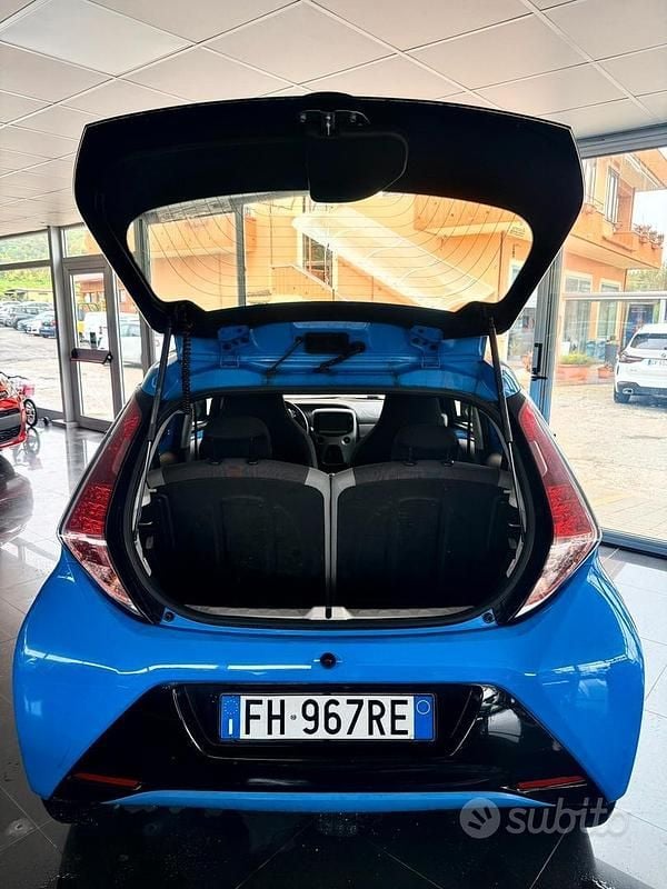 Usata Toyota Aygo X-play 69 CV (50 kW) 2017 Blu Utilitaria