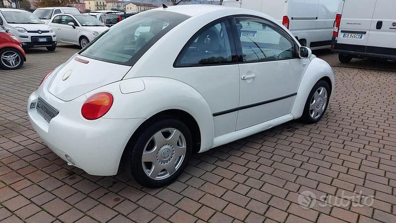 Usata VW New Beetle 90 CV (66 kW) 2001 Bianco Utilitaria
