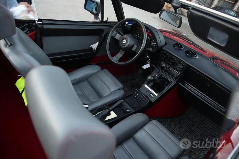 Usata Alfa Romeo Spider 125 CV (91 kW) 1989 Rosso Cabrio