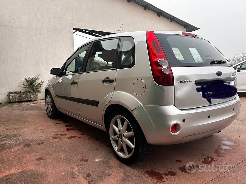 Usata Ford Fiesta 75 CV (55 kW) 2006 Grigio Berlina