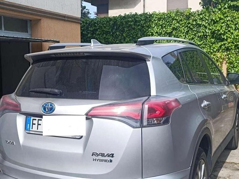 Begagnad Toyota RAV4 Hybrid Lounge 155 HK (114 kW) 2016 Silver SUV