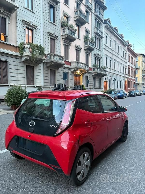 Usata Toyota Aygo 68 CV (50 kW) 2014 Rosso Utilitaria