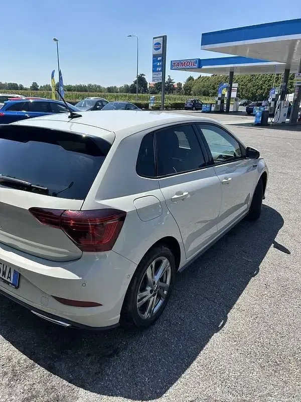 Usata VW Polo R-line 95 CV (69 kW) 2024 Grigio Utilitaria