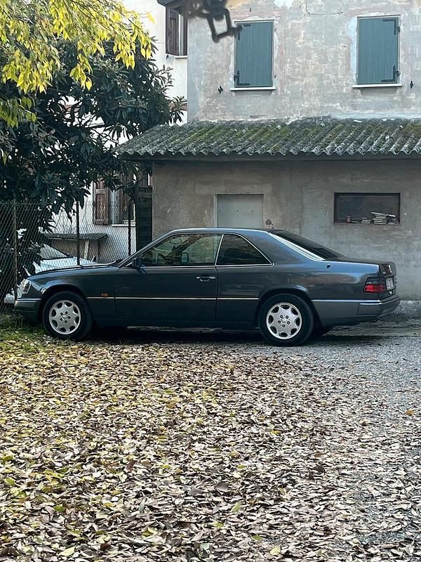 Usata Mercedes E200 136 CV (100 kW) 1993 Grigio Coupé