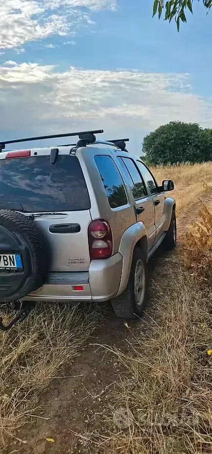 Usata Jeep Cherokee Sport 163 CV (119 kW) 2005 Grigio SUV