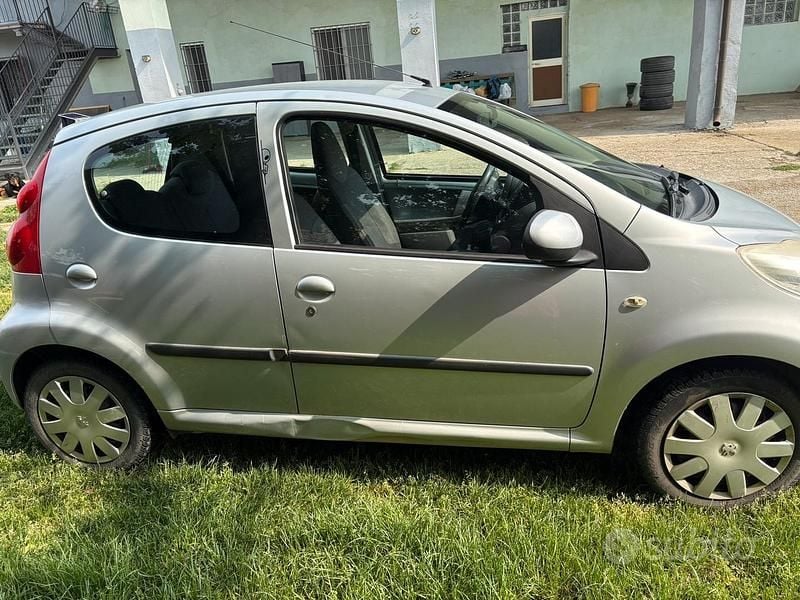 Usata Peugeot 107 68 CV (50 kW) 2007 Grigio Utilitaria