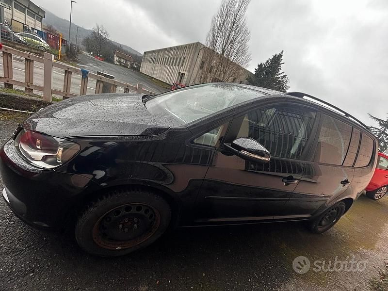 Begagnad VW Touran Comfortline 105 HK (77 kW) 2013 Svart Minibuss