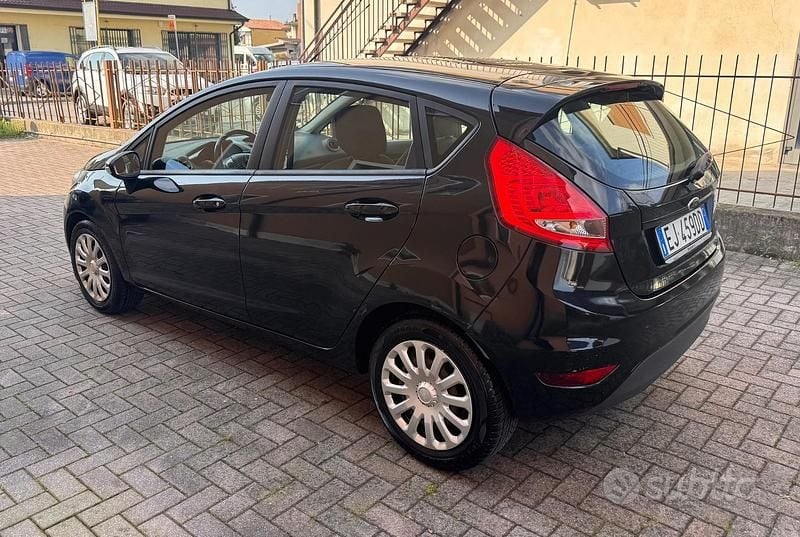 Usata Ford Fiesta 97 CV (71 kW) 2011 Grigio Utilitaria