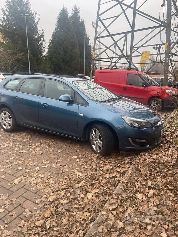 Usata Opel Astra 165 CV (121 kW) 2013 Blu Station wagon