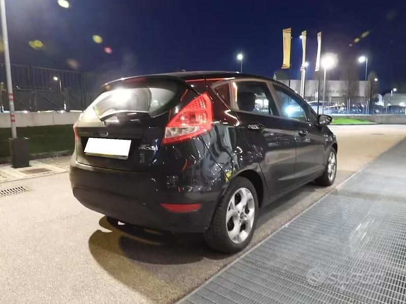 Begagnad Ford Fiesta 97 HK (71 kW) 2013 Svart Halvkombi